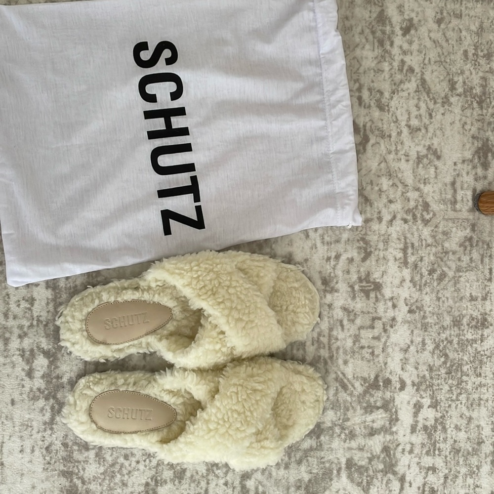 Schutz Dynora Fuzzy Slides. cream color size 7 NWT